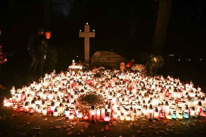   Setki migoczących zniczy. Tak wyglądają polskie cmentarze po zmroku. Zobacz niezwykłe zdjęcia