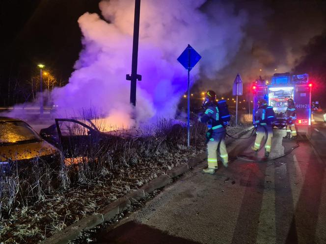 Pożar samochodu przy ul. Piłsudskiego w Dąbrowie Górniczej. Płomienie buchały na wszystkie strony