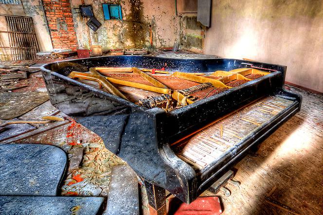 Fortepian w jednym z opuszczonych budynków w Prypec