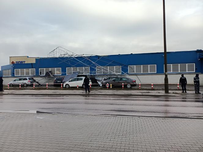 Białystok. Silny wiatr zerwał konstrukcję paneli fotowoltaicznych z dachu firmy przy ul. Produkcyjnej [ZDJĘCIA, WIDEO]