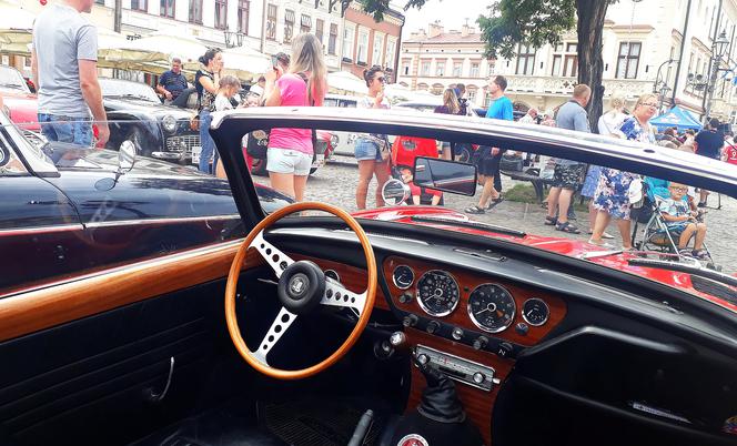 XX Podkarpacki Rajd Pojazdów Zabytkowych - konkurs elegancji na Rynku w Rzeszowie