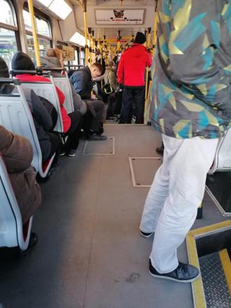 Tłok w autobusach i tramwajach w Warszawie