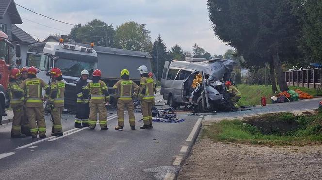 Dwaj kierowcy zginęli po zderzeniu busa z ciężarówką