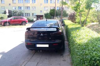 Mistrzowie parkowania w Olsztynie. Kierowca mitsubishi zatarasował cały chodnik na Dworcowej [ZDJĘCIA]
