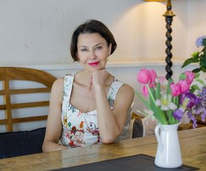 Eleganckie mieszkanie Anny Popek. W salonie dzieła sztuki, w łazience marmury