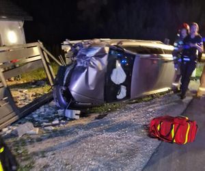 Nastolatek ukradł auto i je rozbił. Uciekł, zanim świadkowie dobiegli do leżącego na boku audi