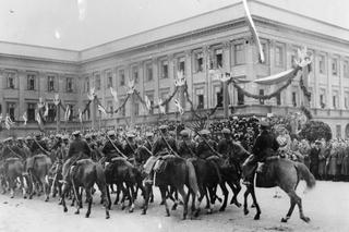 Józef Piłsudski przyjmuje defiladę 1. Pułku Szwoleżerów, 11.11.1927 r.