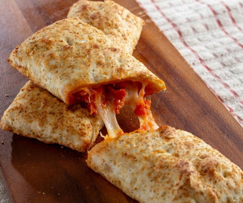 Wykładam te składniki na ciasto do pizzy i zapiekam. To przekąska idealna