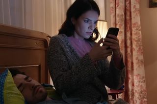 Pierwsza miłość, odcinek 3799: Basia włamie się do telefonu Kacpra! Usunie mu wszystkie zdjęcia z Marysią? ZDJĘCIA, ZWIASTUN 