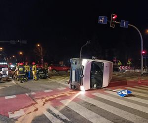 Kraksa osobówki z busem w centrum Tarnowa. Policja ustaliła przyczynę