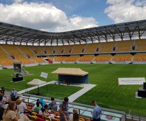 Kongres Świadków Jehowy w Białymstoku. Na stadionie miejskim tysiące uczestników [ZDJĘCIA]