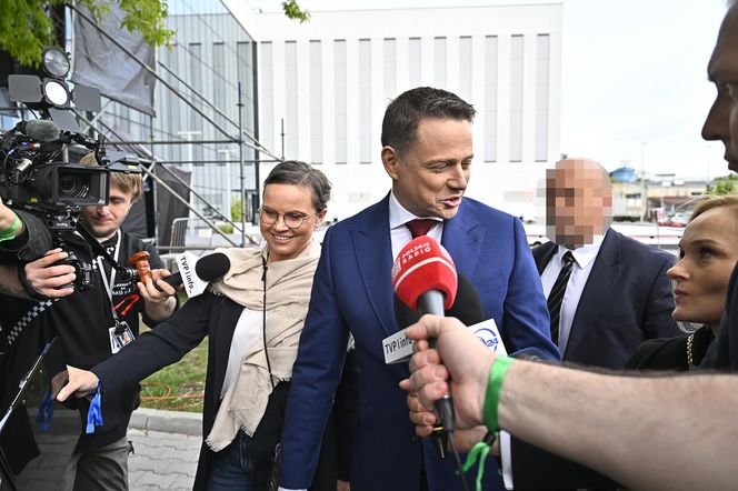 Wielkie wejście Trzaskowskiego do TVP. Zdjęcia uchwyciły każdy krok
