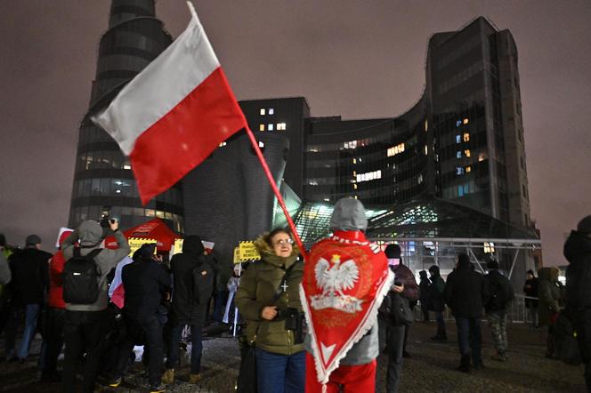 Kolejny dzień protestu przed siedzibą TVP