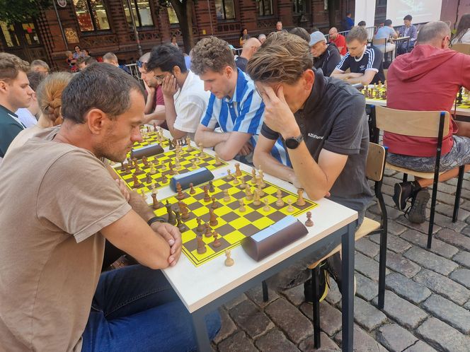 Szachiści opanowali centrum Torunia. Turniej błyskawiczny na Rynku Staromiejskim