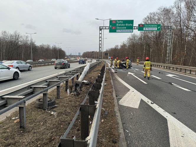 Wypadek na A4. 19-letni kierowca peugeota uderzył w bariery energochłonne