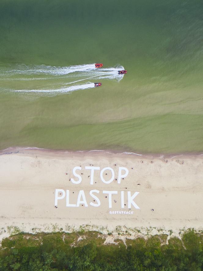 Wielki napis "Stop plastik" na plaży w Kołobrzegu