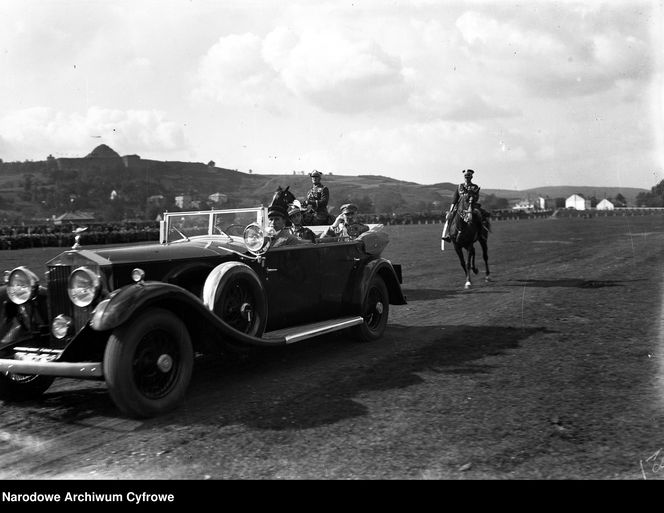 Marszałek Józef Piłsudski w samochodzie Rolls-Royce w towarzystwie płk. Witolda Warthy przejeżdża przez Błonia 1933 r.