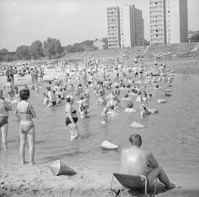Imprezy na plaży, siatkówka i... zapasy! Zobaczcie, jak warszawiacy kiedyś spędzali lato [GALERIA]