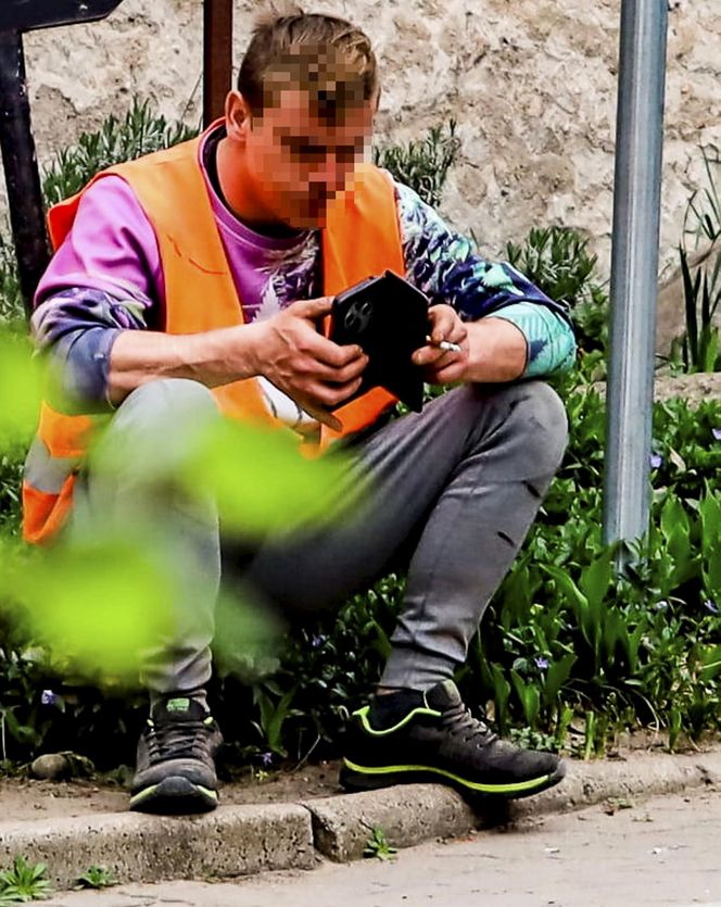 Tak wyglądają roboty drogowe w Ostródzie. Telefon zamiast łopaty. Ekipa rodem z memów