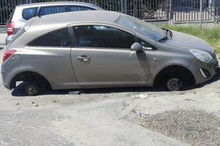 Samochody bez kół na cegłach - plaga kradzieży w Warszawie