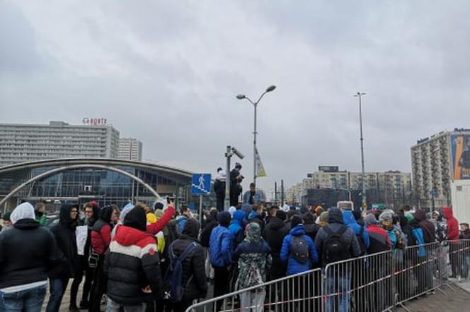 Tłumy ludzi na plac przed katowickim Spodkiem! Chcą się dostać na IEM! [ZDJĘCIA, WIDEO]