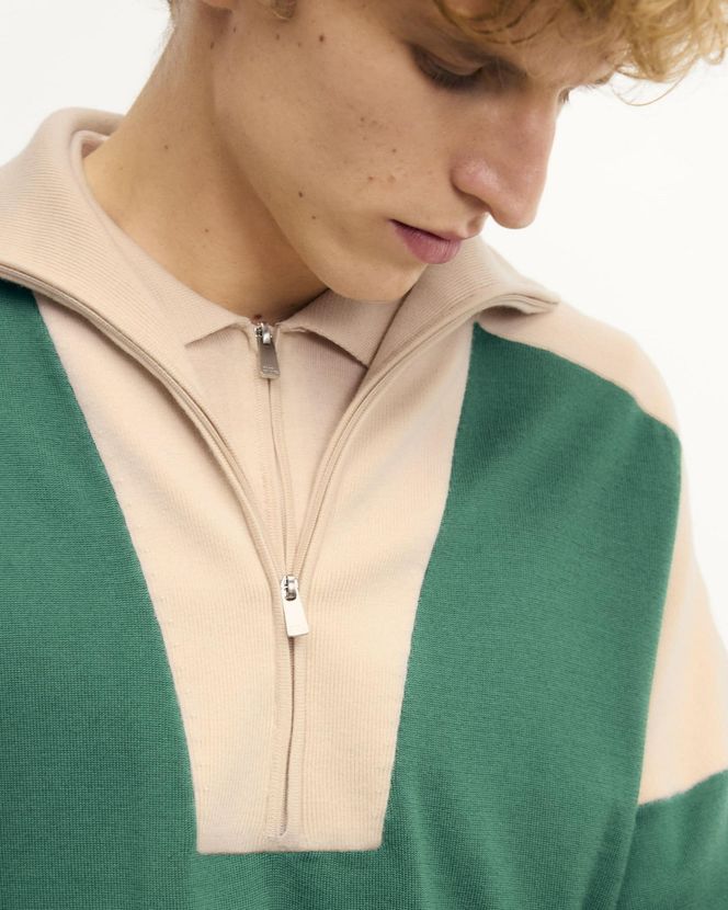 Sneakersy beżowe do zielonej kurtki