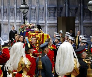 Trumna z Królową przybyła do Westminsteru