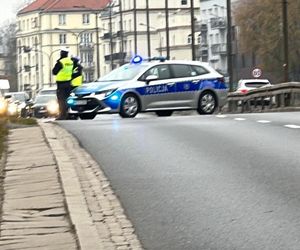 Śmiertelny wypadek w centrum Warszawy. Kierowca wjechał w ścianę tunelu