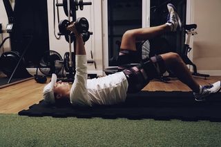 Iga Świątek trenuje z gumami na nogach