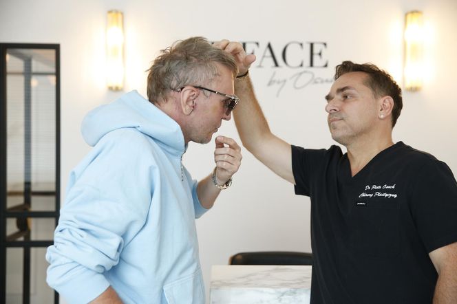 Krzysztof Gojdź przyłapany na wizycie w klinice. Tak wygląda po liftingu twarzy