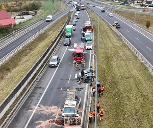 Wjechał Uberem prosto w drogowców. Są ranni