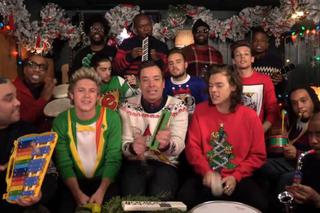 Chłopaki z One Direction grają Santa Claus Is Coming To Town na szkolnych instrumentach [VIDEO]