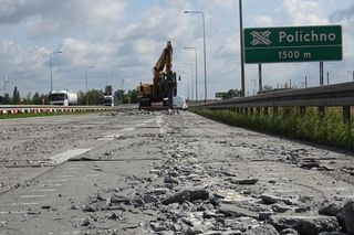 Zrywają betonową nawierzchnię ekspresówki i zastępują ją asfaltem. Betonówka wytrzymała 20 lat, ale remont potrwa dłużej niż zakładano