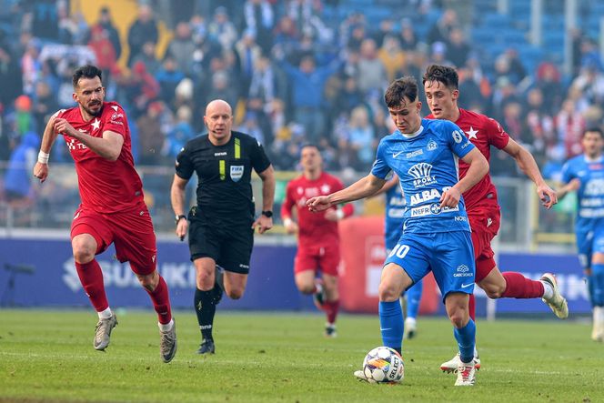 Ruch - Wisła: Zaorana murawa na Stadionie Śląskim