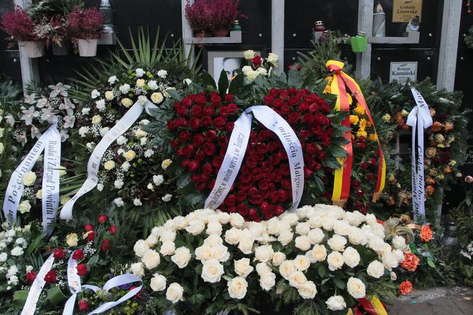 Takie serce z czerwonych róż położyła przy grobie Tadeusza Rossa jego była żona Małgorzata Potocka 