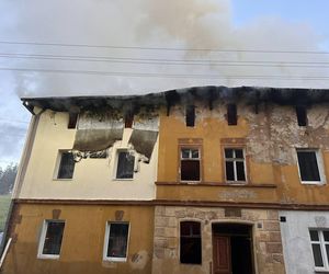 Dramatyczny pożar na Dolnym Śląsku. Mężczyzna ewakuowany przez okno, budynek doszczętnie zniszczony