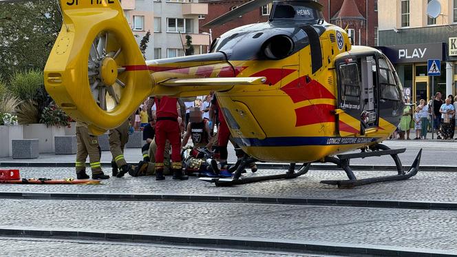 Mężczyzna nagle zasłabł i upadł. Ratownicy stoczyli heroiczną walkę o jego życie