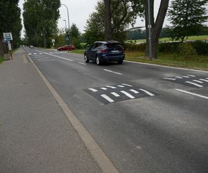Drogowcy montują progi zwalniające na ul. Vogla. Rok temu rozpędzone BMW z trzema mężczyznami wbiło się tu w drzewo i spłonęło
