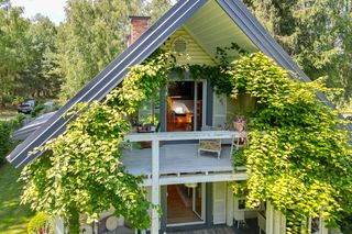 Zatopiony w zieleni dom pod Warszawą