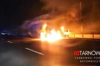 Pożar samochodu na autostradzie A4 pod Tarnowem. Osobówka płonęła jak pochodnia