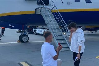 Oświadczyny na płycie Kraków Airport