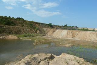 śmieci na terenie wyrobiska w Olszewicach