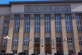 Wandale zniszczyli elewację Sądu Okręgowego w Łodzi. Pojawiły się obraźliwe napisy