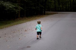 3-letni chłopczyk szedł środkiem drogi