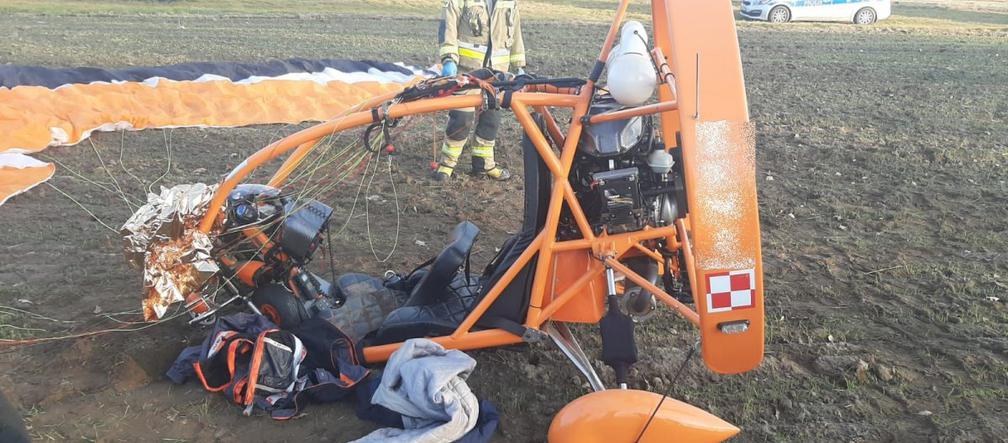 Łęg Tarnowski. Motoparalotniarz runął na ziemię. Ma uszkodzony kręgosłup 