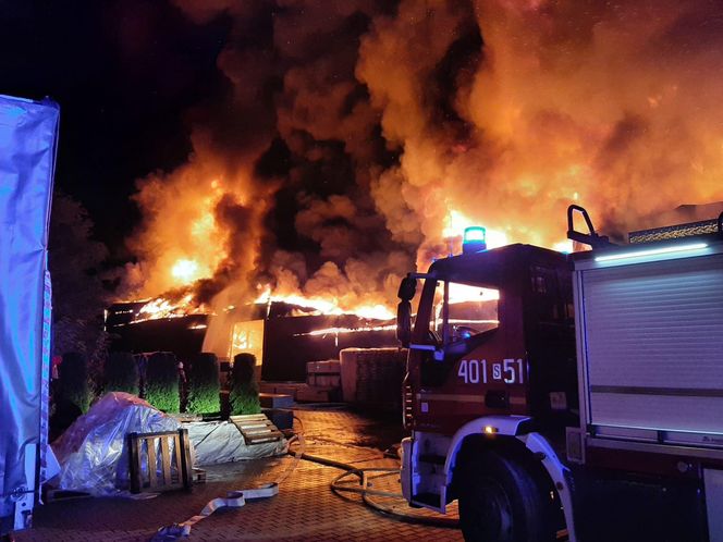 Pożar w Czeladzi. Płonie hala produkcyjna