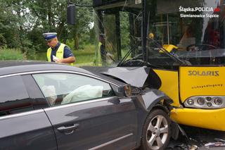 Czołowe zderzenie osobówki z autobusem miejskim