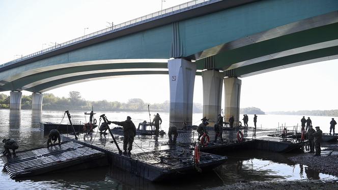Wojsko już buduje most pontonowy