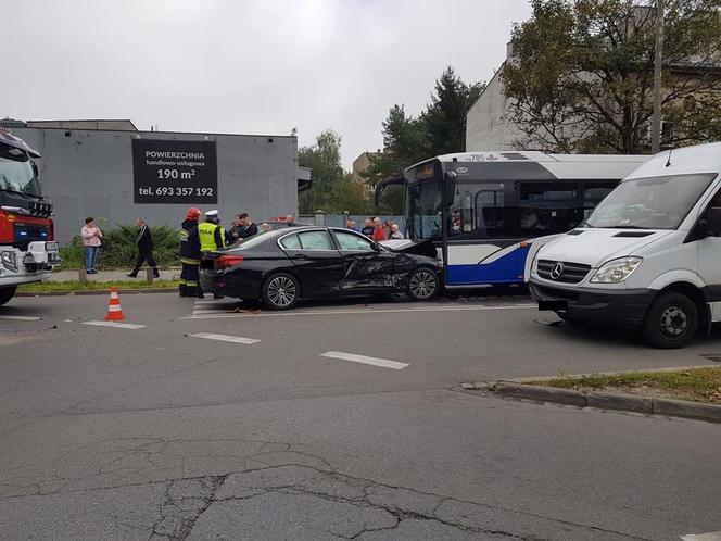 Czołowe zderzenie samochodu z autobusem w Krakowie