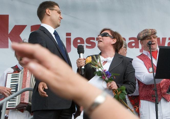 Beata Kempa śpiewa na wiecu PiS w Łomży 